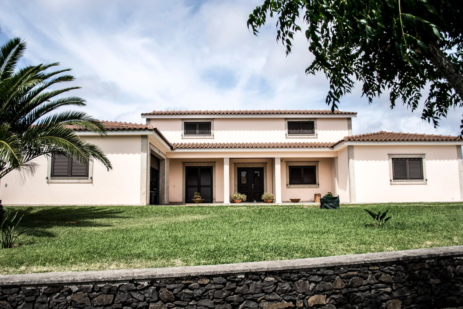 A Central Florida home with a well-kept lawn